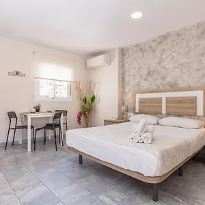 https://apartamentos-lola-beach.hotelsinnerja.org